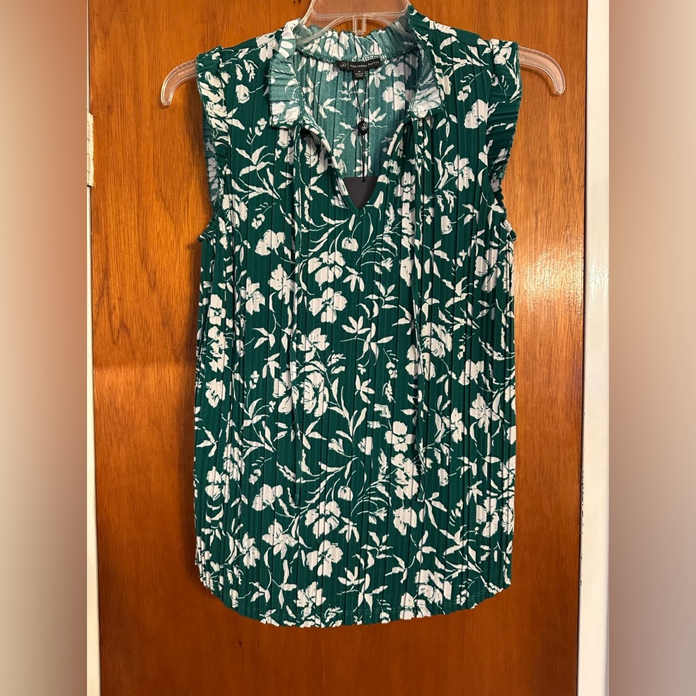 NWT Adrianna Papell Green and White Blouse
